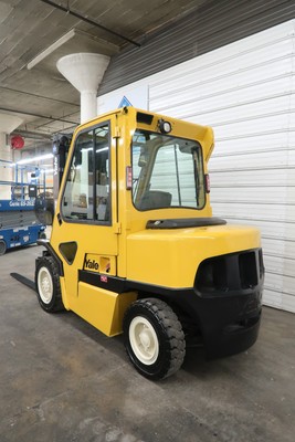 Yale GDP080, 8,000 Pneumatic Tire Forklift, Diesel, 3 Stage, Sideshift, Cab
