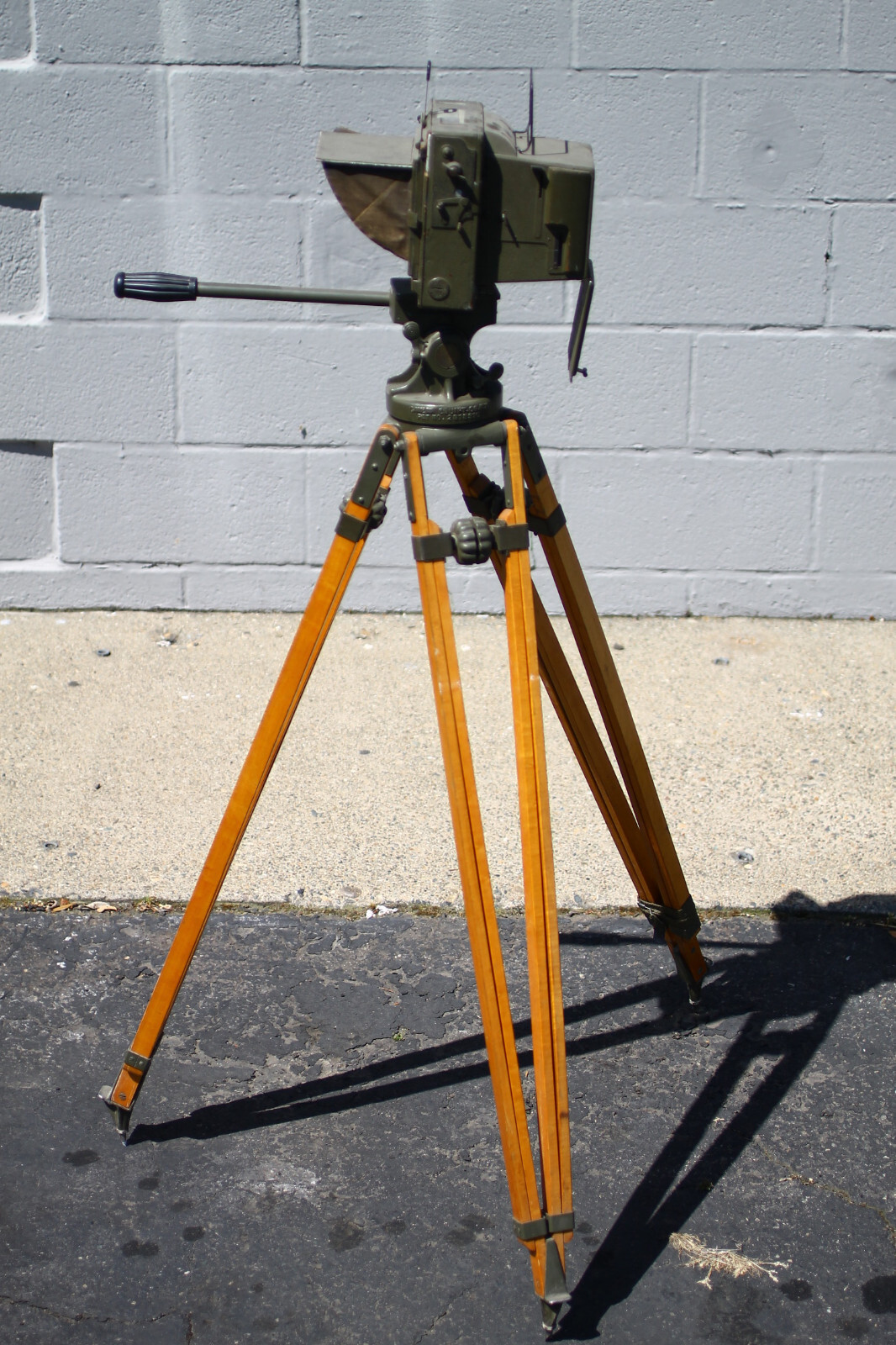 WW ll US MARINE ISSUE GRAFLEX COMBAT GRAPHIC 45 4x5 CAMERA & LM-41 (1) TRIPOD