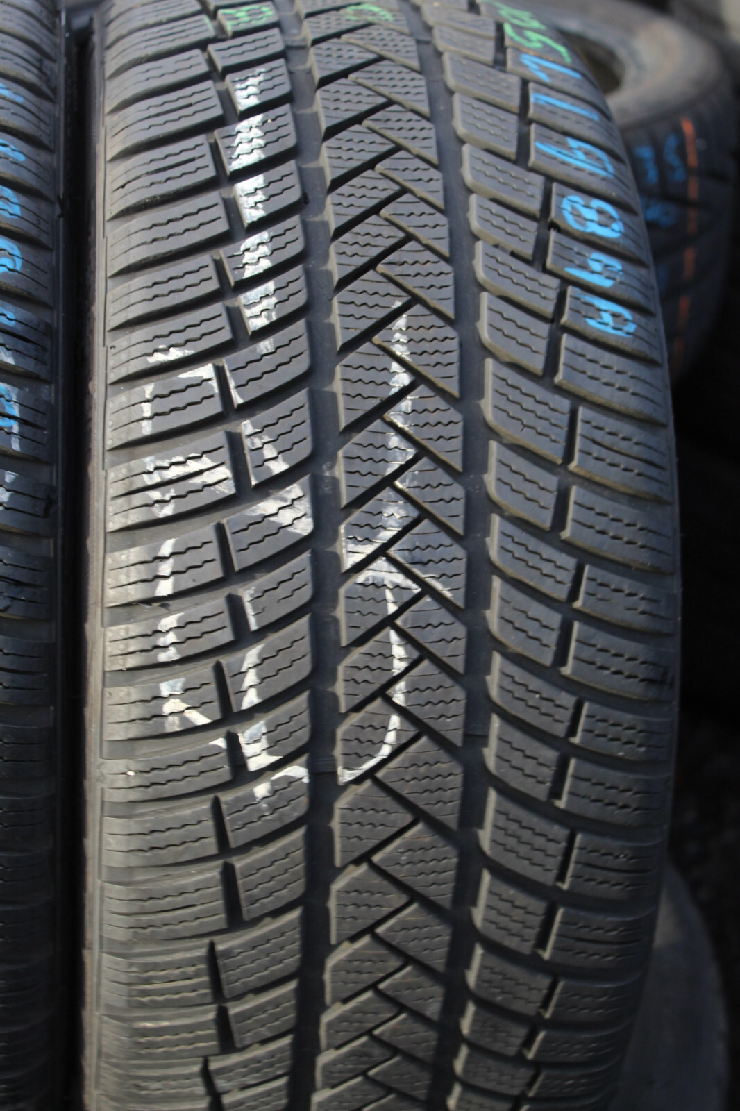 205 40 18 Vredestein, Winter, M+S, 86V, x2 A Pair 7.3mm (F1_tyres) L1984