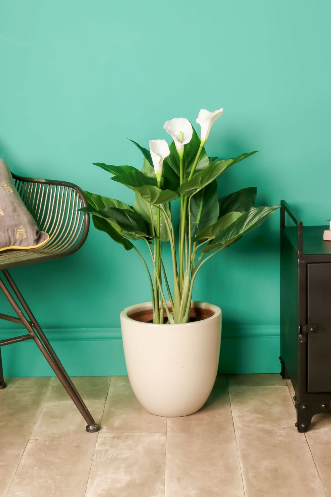 White Lilly Artificial Plants Flowers in Plastic Pot