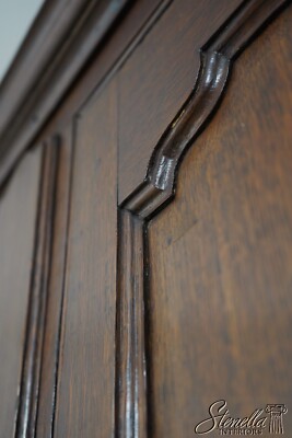 F65770EC: English 18th Century Antique Oak Linen Cabinet	