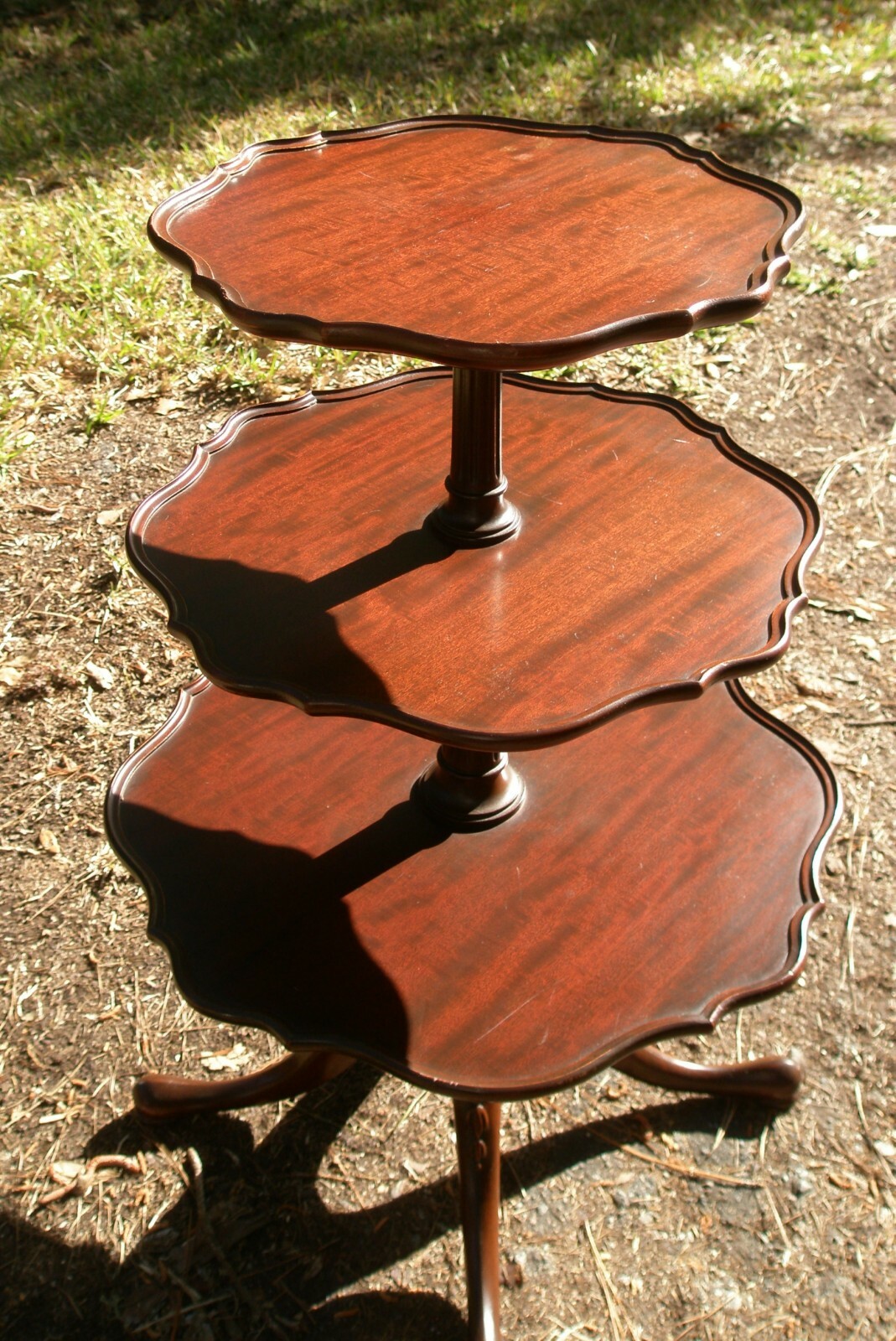 Small Georgian 3-Tier Dumbwaiter Table, Imperial, Grand Rapids, model 4101, 31