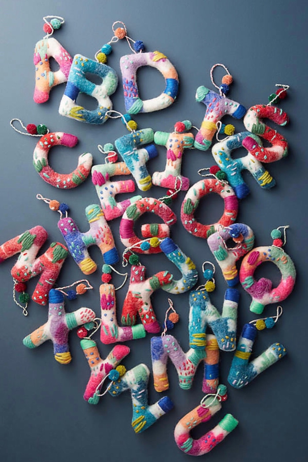 Объемная буква из пряжи. Алфавит из фетра. Буквы из шерсти. Буквы из шерсти. Шерстяные буквы.