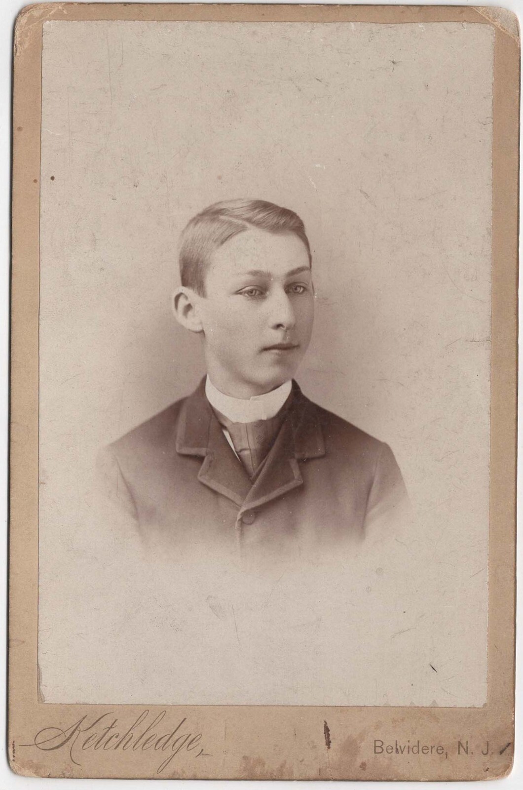 CIRCA 1890s CABINET CARD KETCHLEDGE HANDSOME YOUNG MAN IN SUIT BELVIDERE N.J.