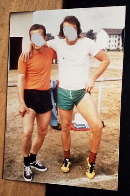 2 Männer in Sportkleidung zeigen Bein und neue Schuhe von adidas / Foto