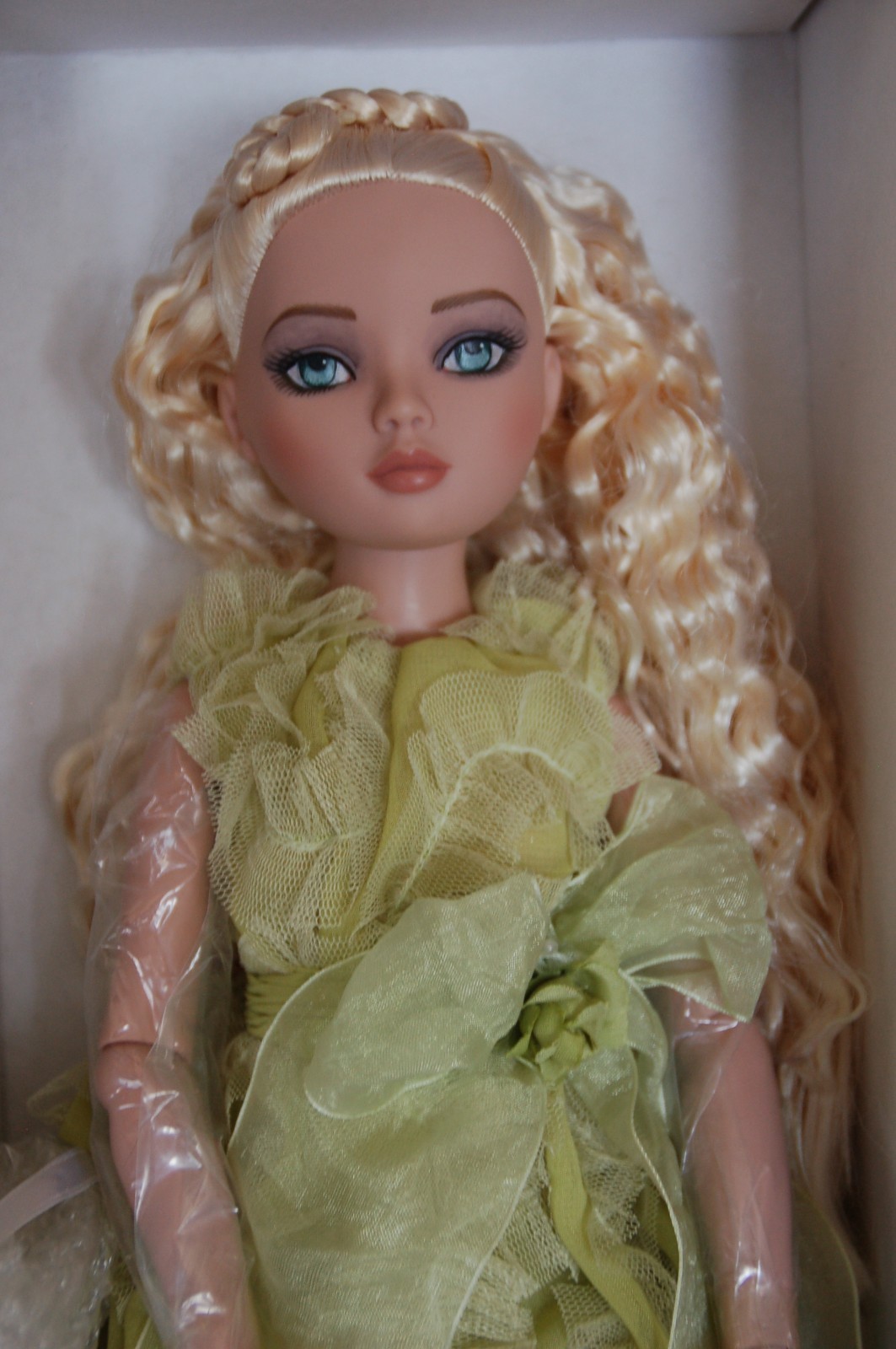 Tonner Ellowyne Wilde Sweetly Sullen doll