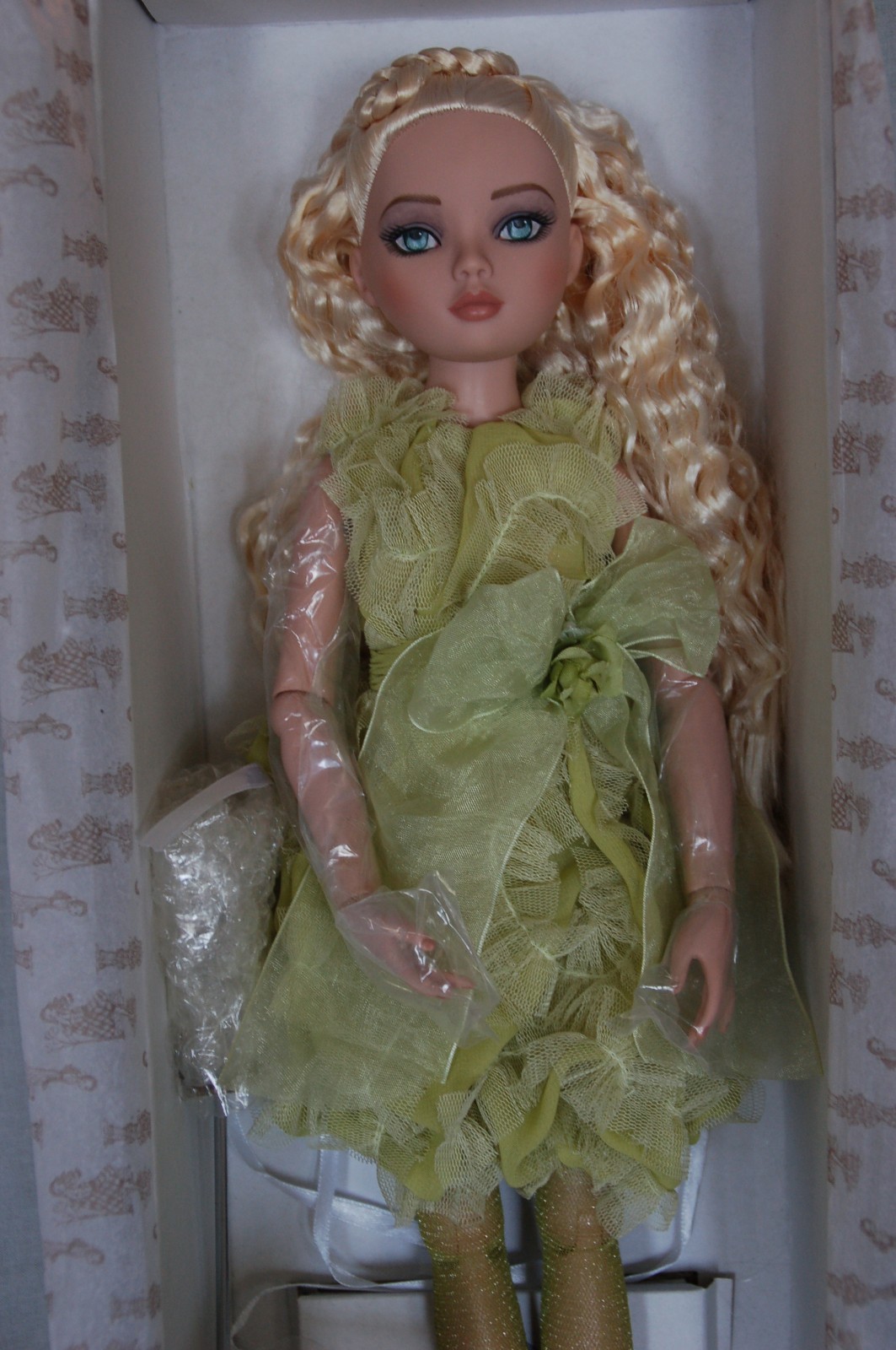 Tonner Ellowyne Wilde Sweetly Sullen doll