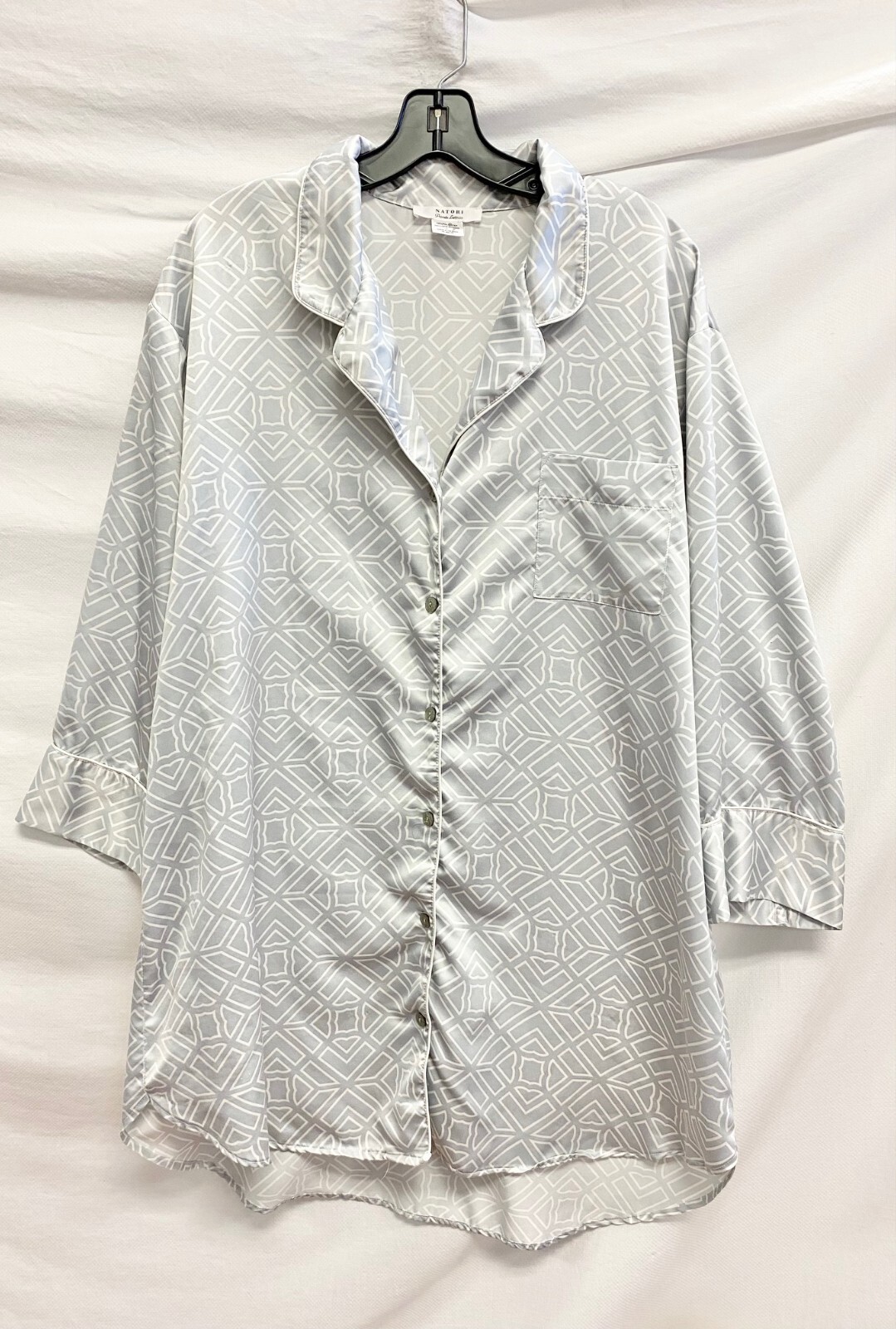 

NATORI Private Luxuries Серое атласное платье-рубашка на пуговицах для сна и сна, Multicolor