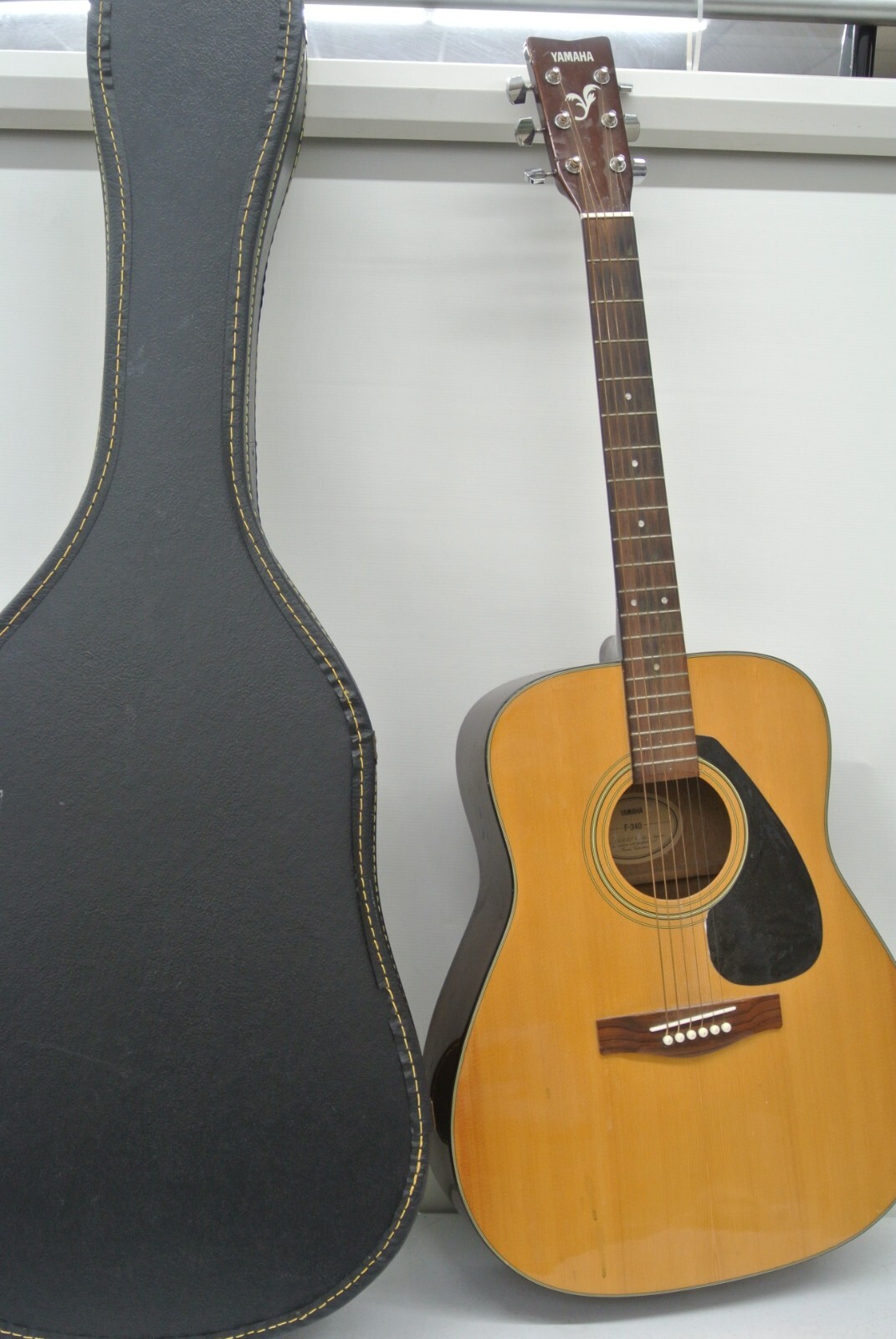 YAMAHA F340 ACOUSTIC GUITAR WITH HARD CASE (128768-1 RO M1 YAMAHA F340 ACOUSTIC GUITAR WITH HARD CASE (128768-1 RO M1