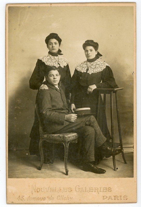 Photo Cabinet Nouvelles Galeries Paris, Marcelle Suzanne & LÃ©On MartelliÃ¨Re 1905