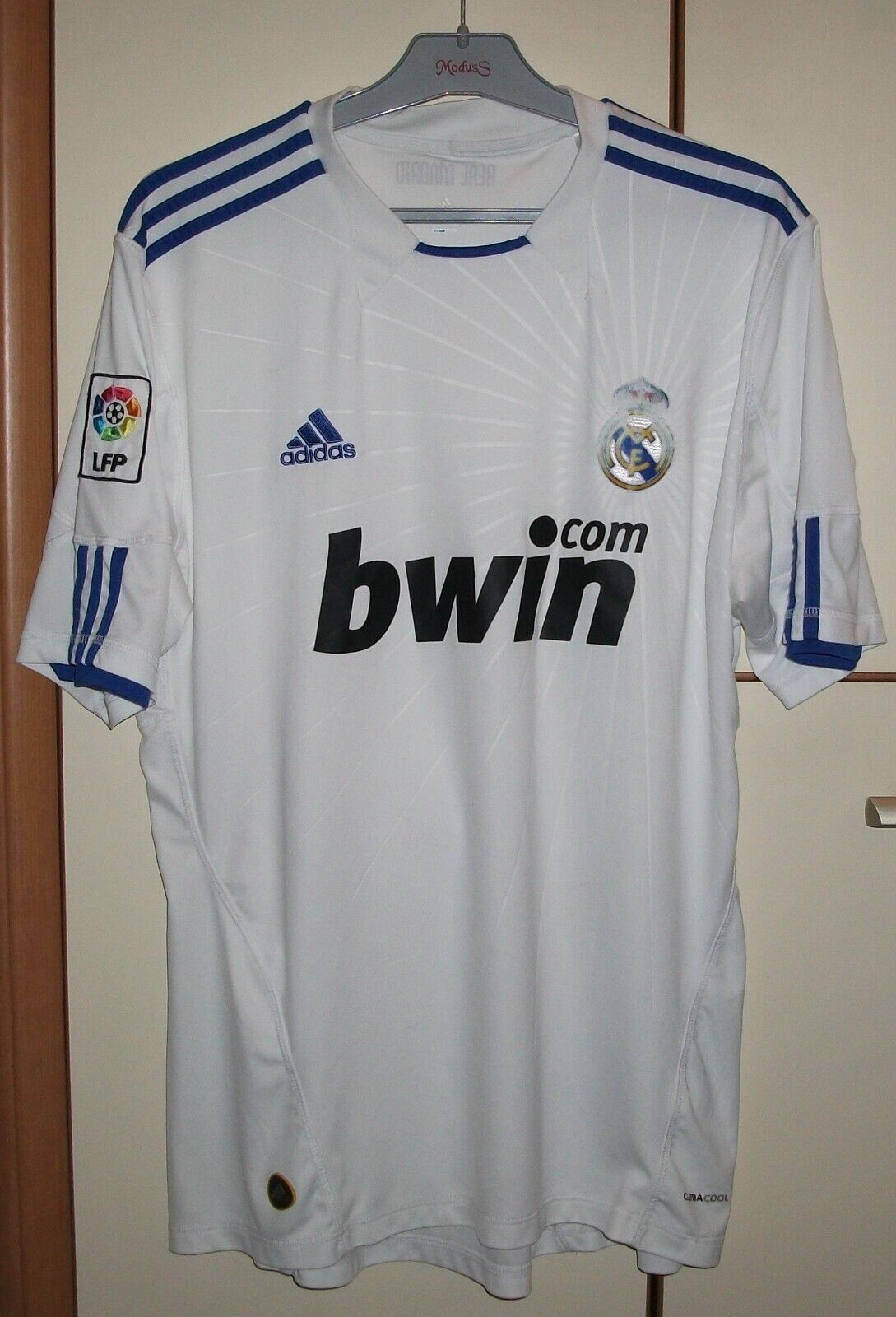 REAL MADRID 2010 2011 ADIDAS HOME FOOTBALL SOCCER SHIRT REAL MADRID 2010 2011 ADIDAS HOME FOOTBALL SOCCER SHIRT