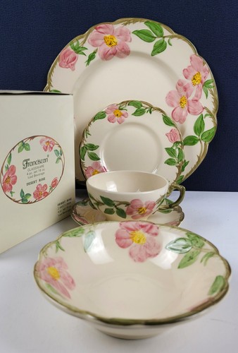 Franciscan Rose Pattern 皿とピッチャーセット Franciscan Rose Pattern 皿とピッチャーセット