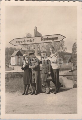 Foto, Soldat am Wegweiser Langenchursdorf und Kaufungen, 2025/04