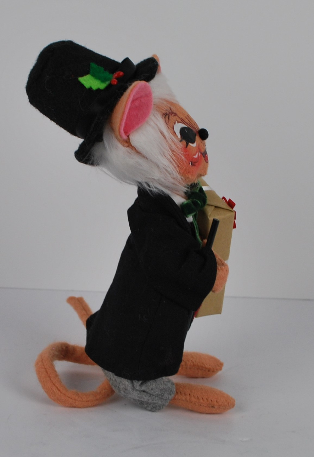 Annalee Mouse Top Hat 2009 Gift in hand Christmas 75th