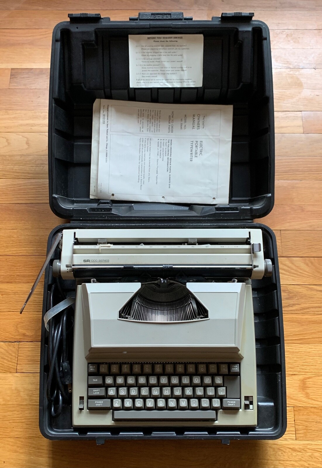 Vintage SEARS Portable ElectricTypewriter w/Case SR1000