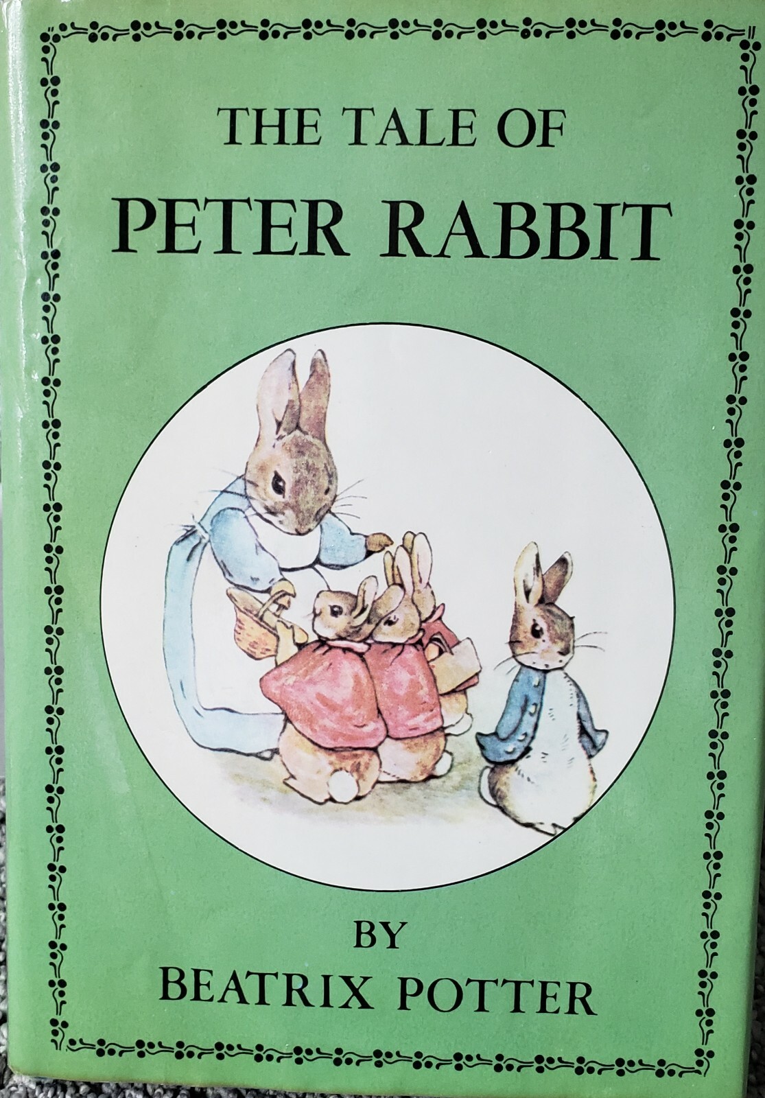 1930年代絵本\"The Tale of Peter Rabbit \" Amazon.com: The Tale of Peter Rabbit: 9780723247708: Potter