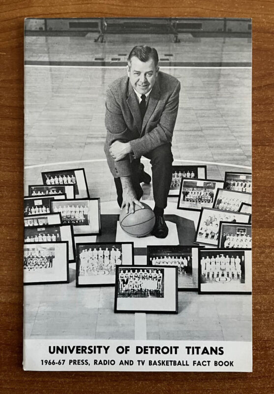 1966-1967 NCAA DETROIT TITANS UNIVERSITY BASKETBALL MEDIA PRESS GUIDE YEARBOOK