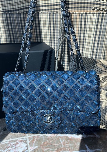 シャネル　バッグ Chanel 22 small handbag, Washed denim & gold-tone metal