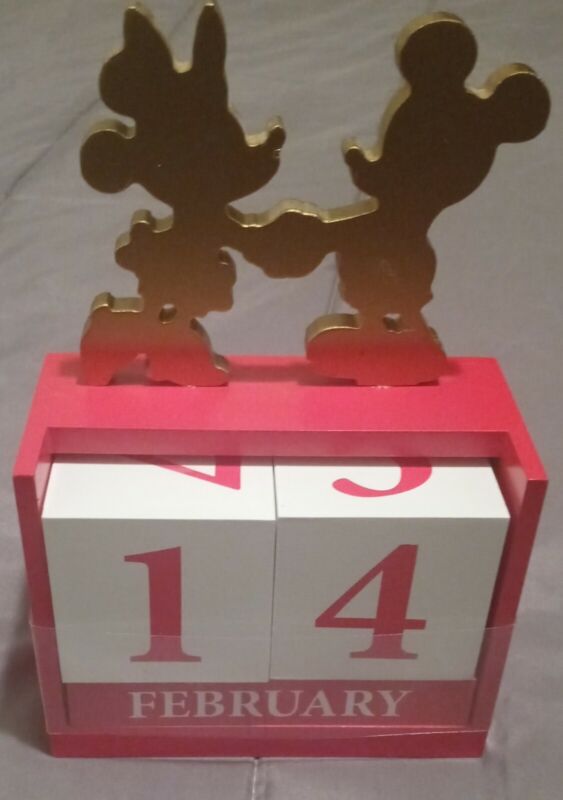 NEW DISNEY Mickey And Minnie Wood Block Calendar