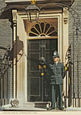 Vintage Postcard  POLICEMAN OUTSIDE #10 DOWING ST.  LONDON  POSTED CHROME STAMP