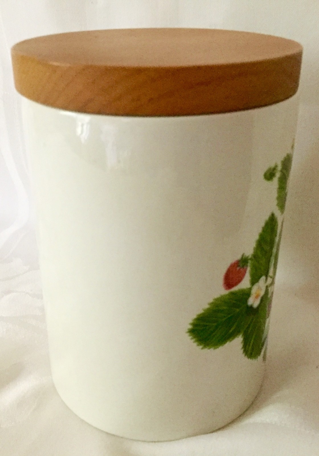 PRETTY PORTMEIRION SUMMER STRAWBERRIES 5.25 INCH COFFEE CANISTER, FAB CONDITION