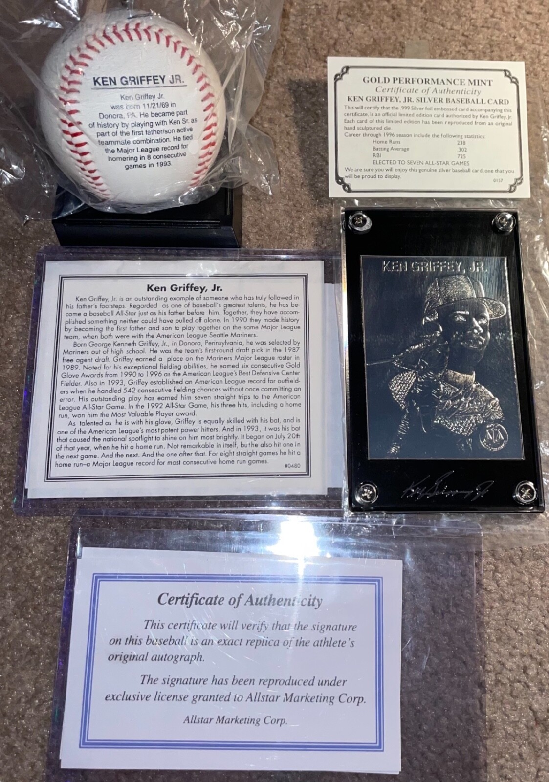 グリフィーJRのバイバックオート、シルバーインクです。 1997 KEN GRIFFEY JR SILVER BASEBALL CARD + SEALED PHOTO