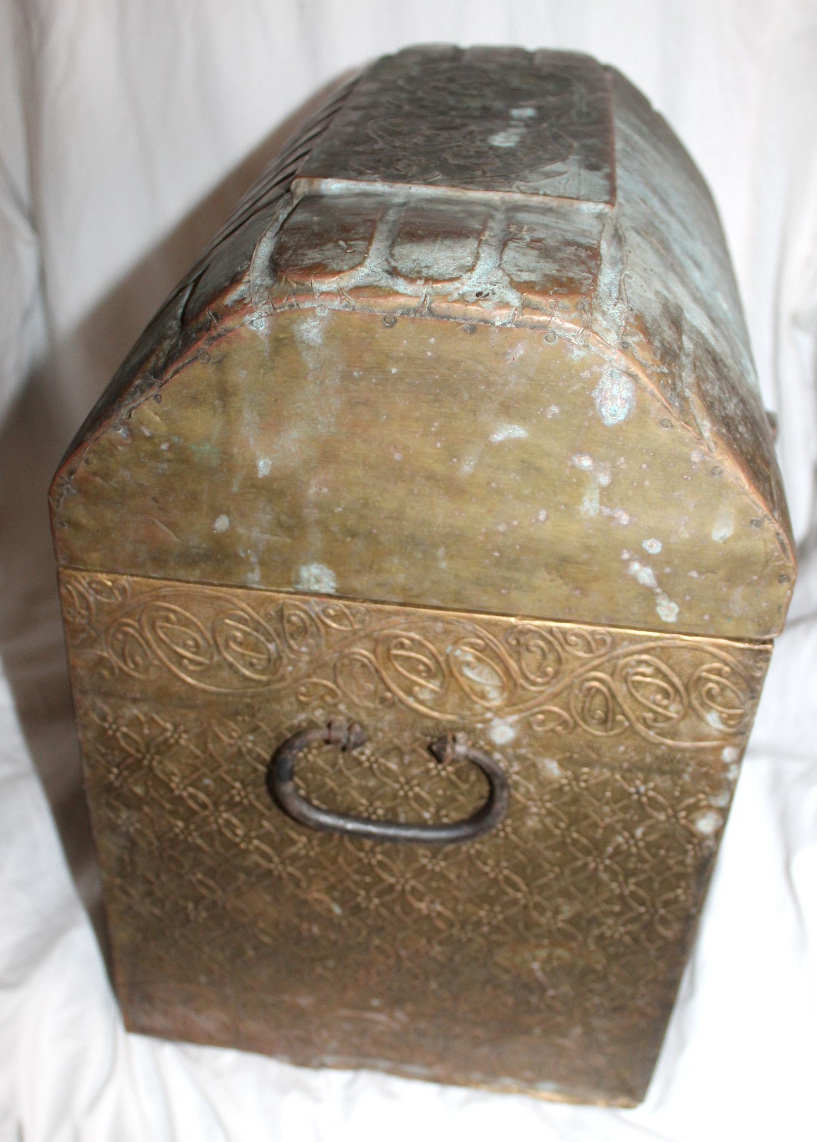 ANTIQUE VINTAGE WOOD METAL EMBOSSED MINITURE CHILDREN'S CAMEL BACK TRUNK