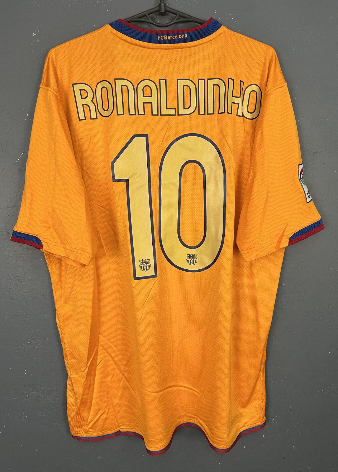RONALDINHO #10 MEN'S FC BARCELONA 2006/2008 SOCCER FOOTBALL