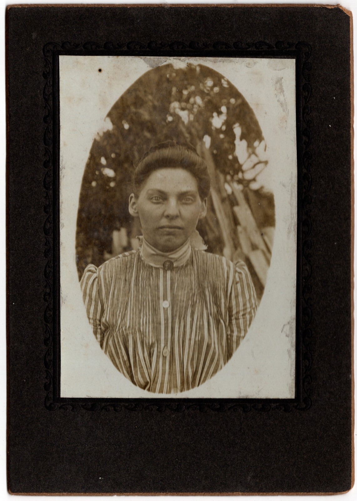 CIRCA 1900s MOUNTED BOARD PHOTO LADY WEARING STRIPED DRESS ALBUM PRINT UNMARKED