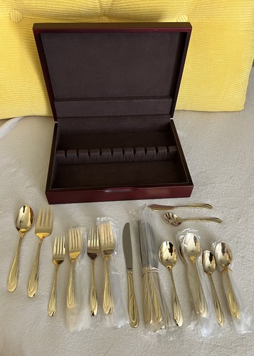 62 Piece Lot Set With Chest
