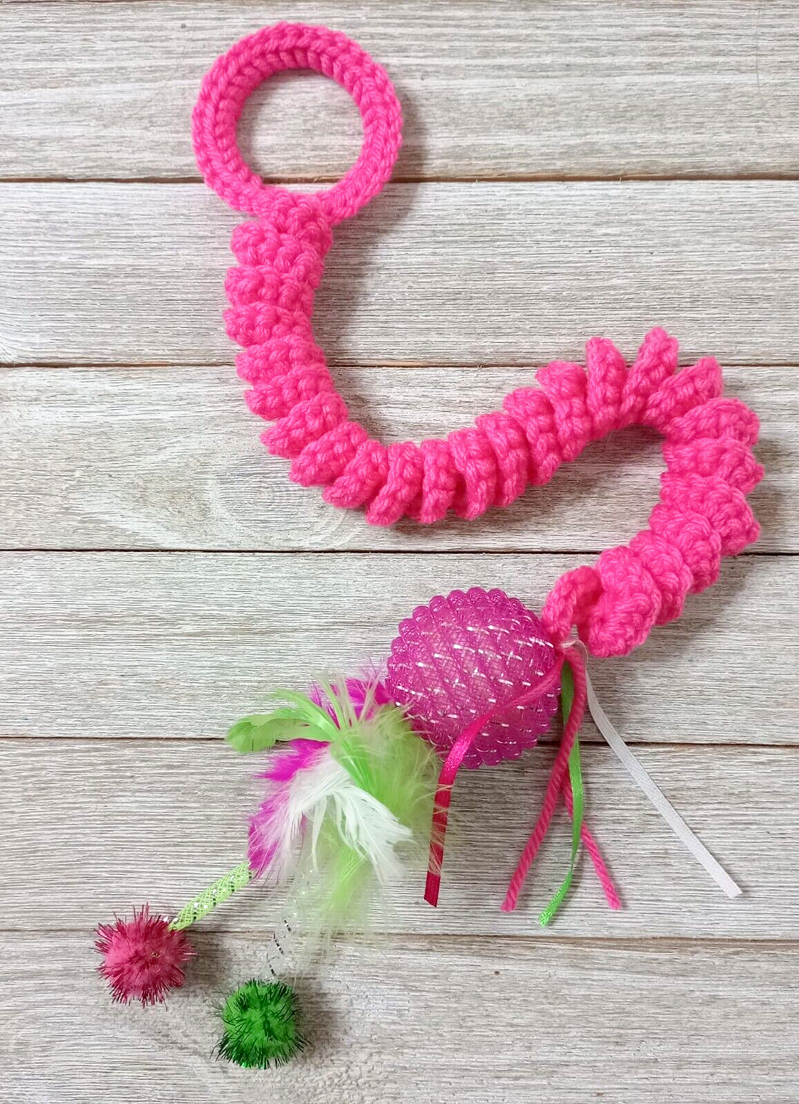 pet cat toy Yarn ball feather Crochet door curly knit handmade hot pink new