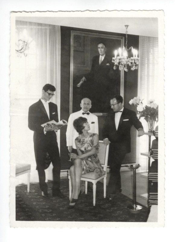 G1467 Photo De Groupe. Habits Formels. Photo Argentique