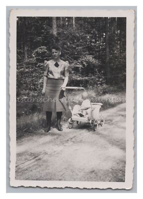 Frau mit Kinderwagen auf dem Weg nach Gelterswoog 1942- Altes Foto 1940er