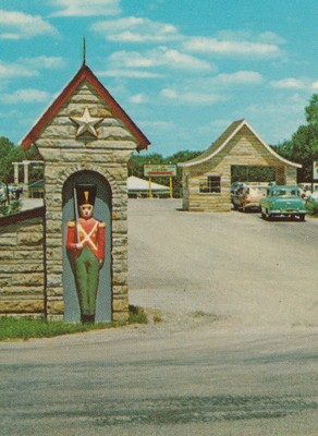 US IN Santa Claus ROADSIDE SANTA CLAUS LAND GREAT 1950s CARS LINE UP FOR FUN!!!