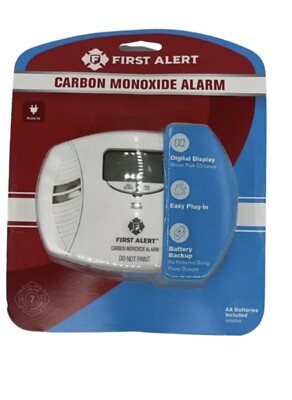 FIRST ALERT Dual-Power Plug-In Carbon Monoxide Detector with Battery Backup NEW