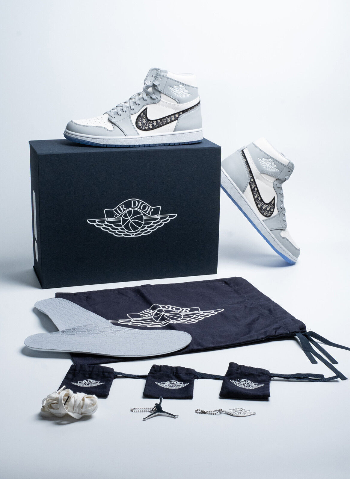 Nike Air Jordan 1 Retro High X Dior - US 11 / EU 45 - DS Nike Air Jordan 1 Retro High X Dior - US 11 / EU 45 - DS