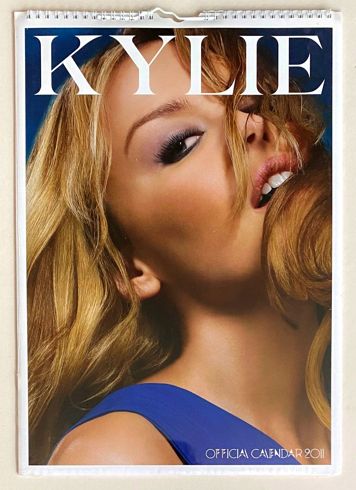 【新品・未開封】◆KYLIE MINOGUE◆2011年オフィシャルカレンダー あきらめなかったカイリー・ミノーグ！5つの年代で1位を獲得