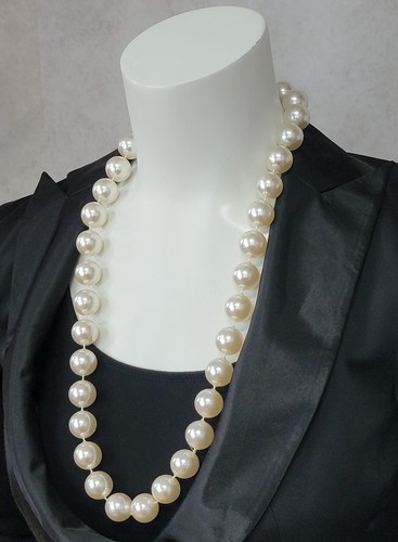 ☆BIG FAUX-PEARL NECKLACE /KIMHEKIM☆ Chunky White Jumbo Faux Pearl Necklace Single Strand Length