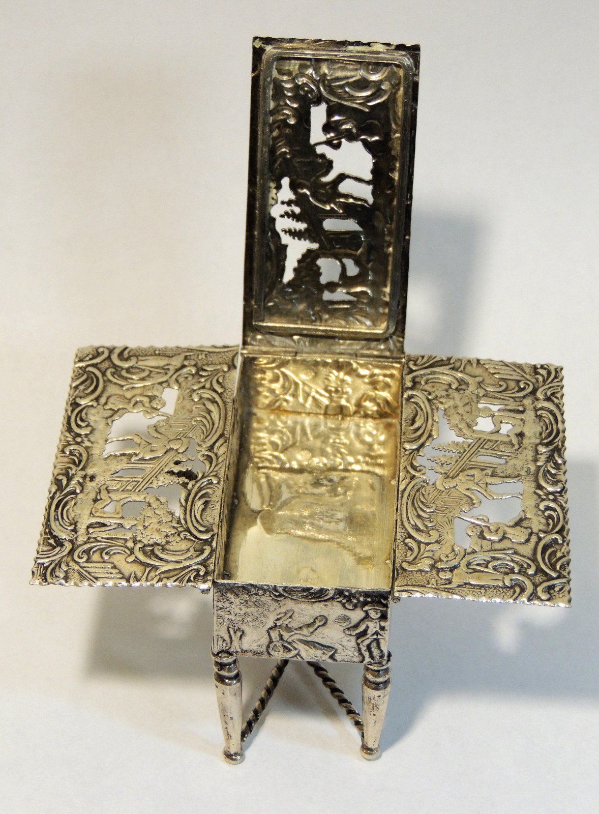 Antique Victorian Embossed Sterling Silver Table POMANDER Vinaigrette Scent BOX