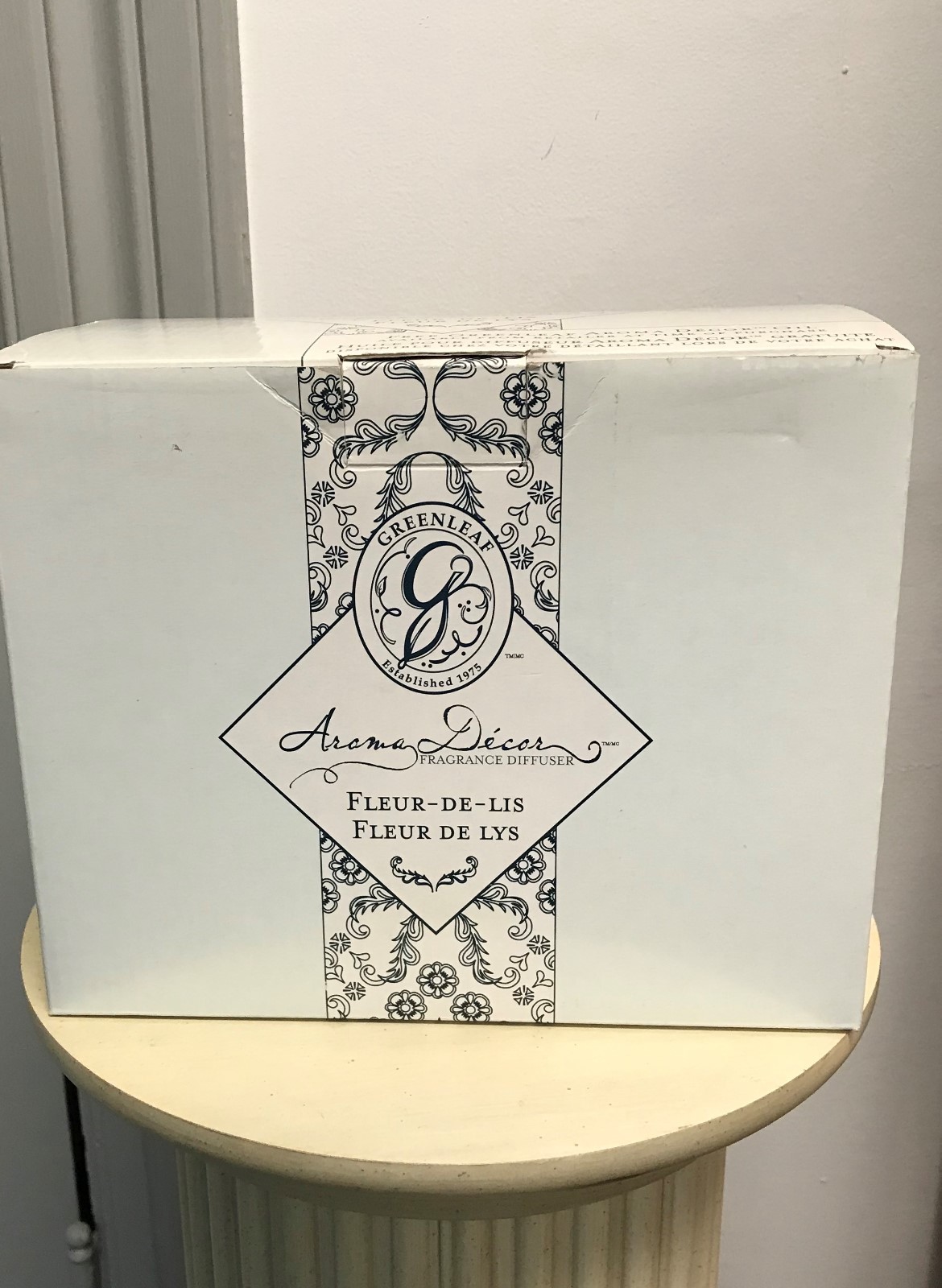 Greenleaf Aroma Decor frangrance diffuser; fleur-de-lis off white porcelain