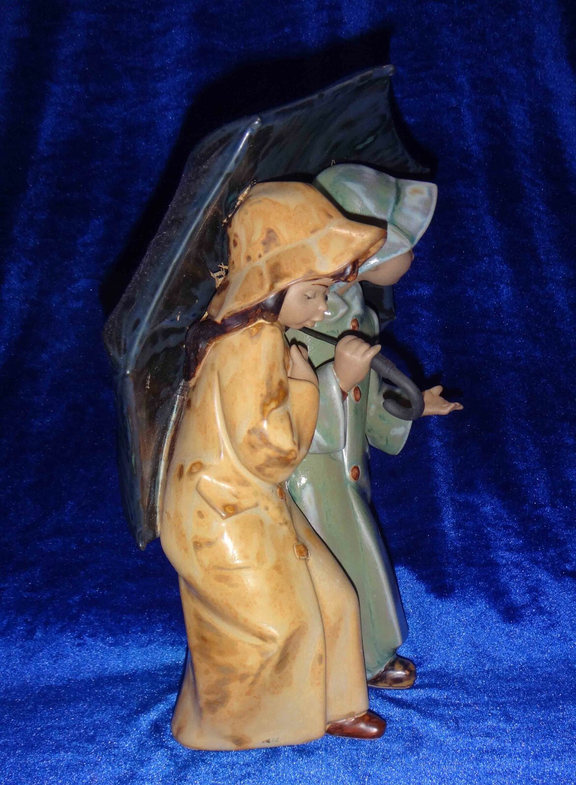 Lladro 2077 Under the Rain - Gris - Retired