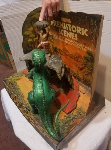 Aurora Factory Display Prehistoric Scenes Cave, Allosaurus, Cro Magnum man