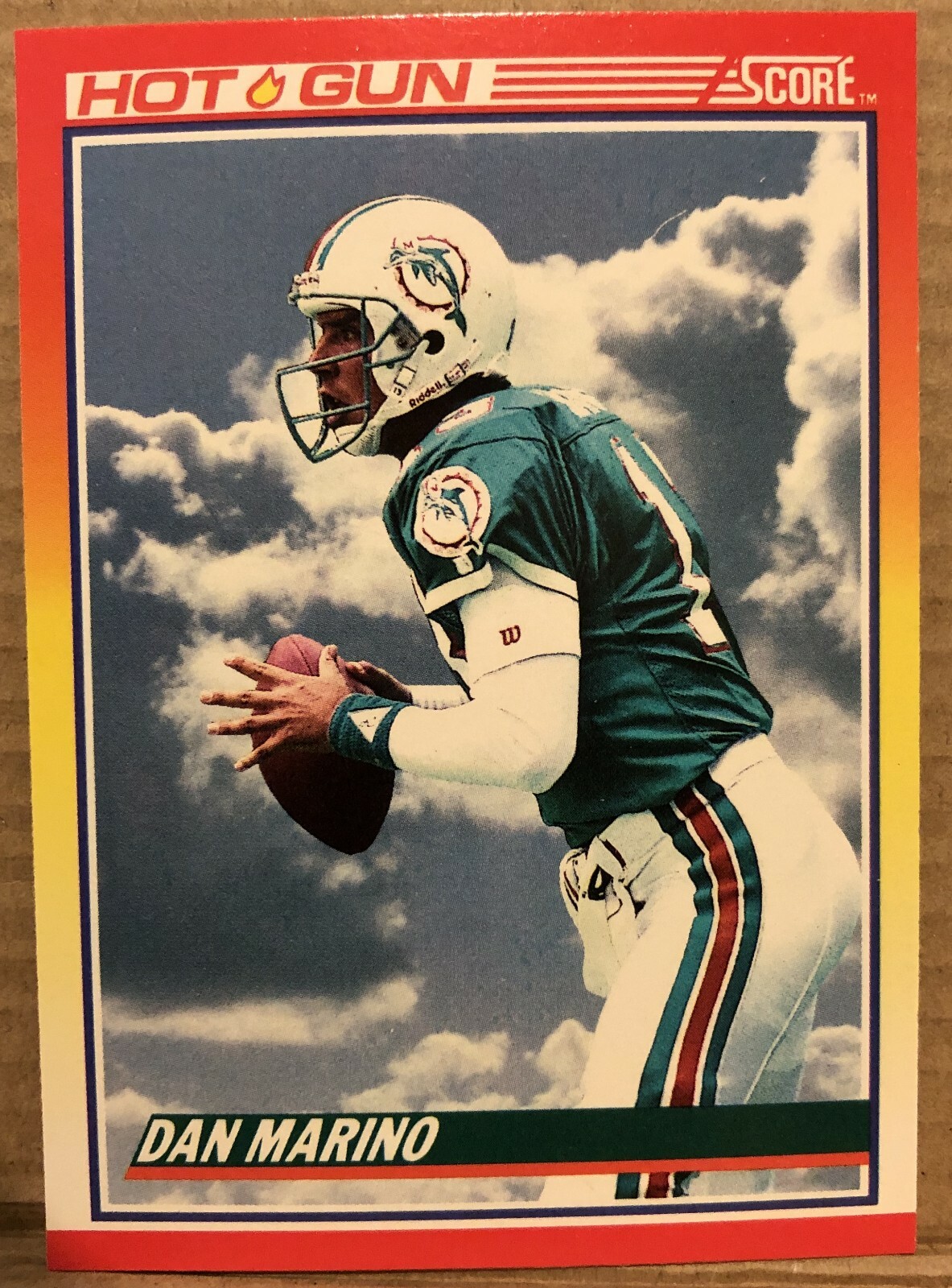 DAN MARINO(MIAMI DOLPHINS)1990 SCORE HOT GUN FOOTBALL CARD