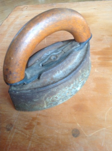 VINTAGE SAD IRON ENTERPRISE? Cast Iron Trivet Collectible Repurpose Primitive