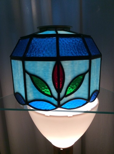 Vintaged Stained Glass Lamp Shade. Excellent Condition Beautiful