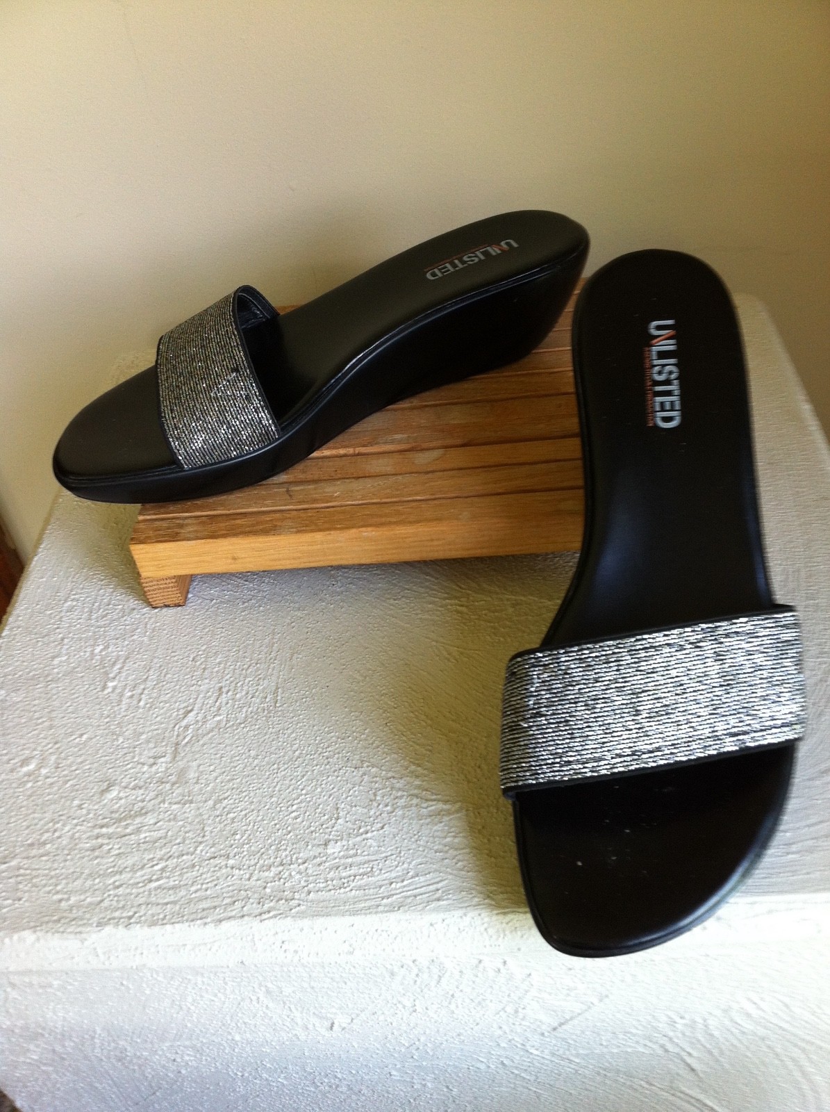 KENNETH COLE UNLISTED SILVER SLIDE SANDAL 10 M'