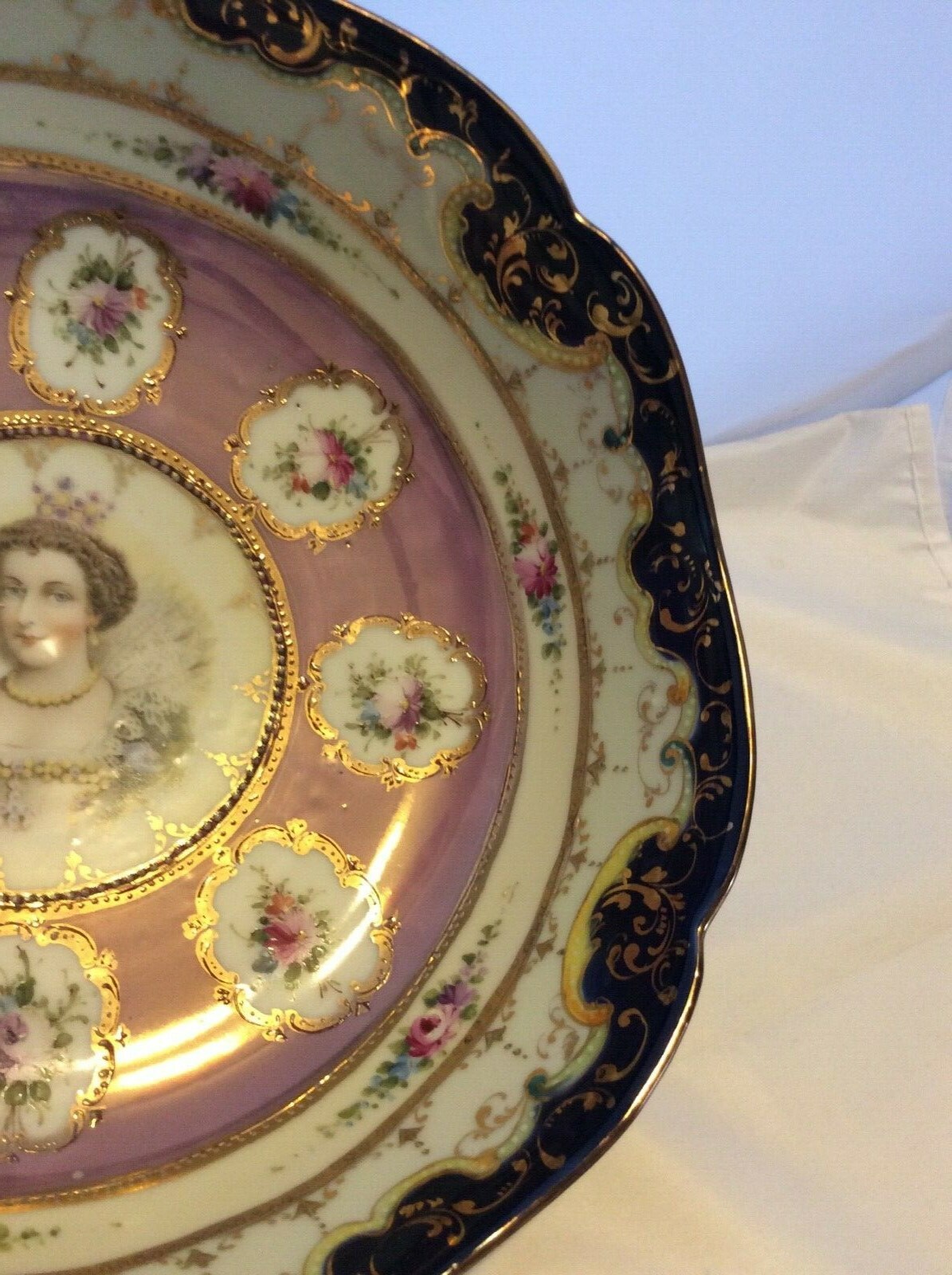 ROYAL VIENNA MARIA de MEDICIS PORTRAIT BOWL