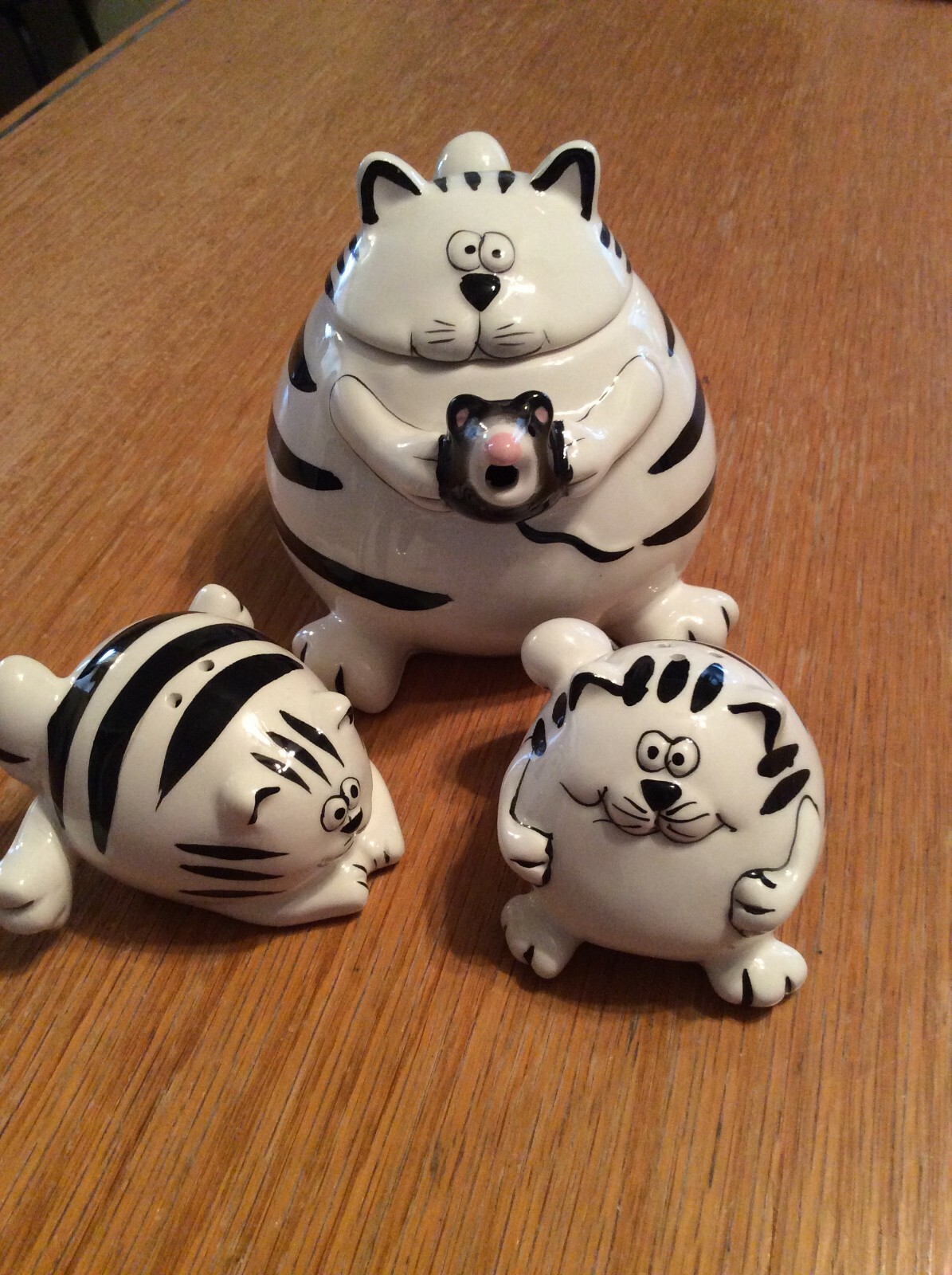 Whimsical P&S Arts Crafts Co. Cat & Mouse Tea Pot & Matching Salt & Pepper Set