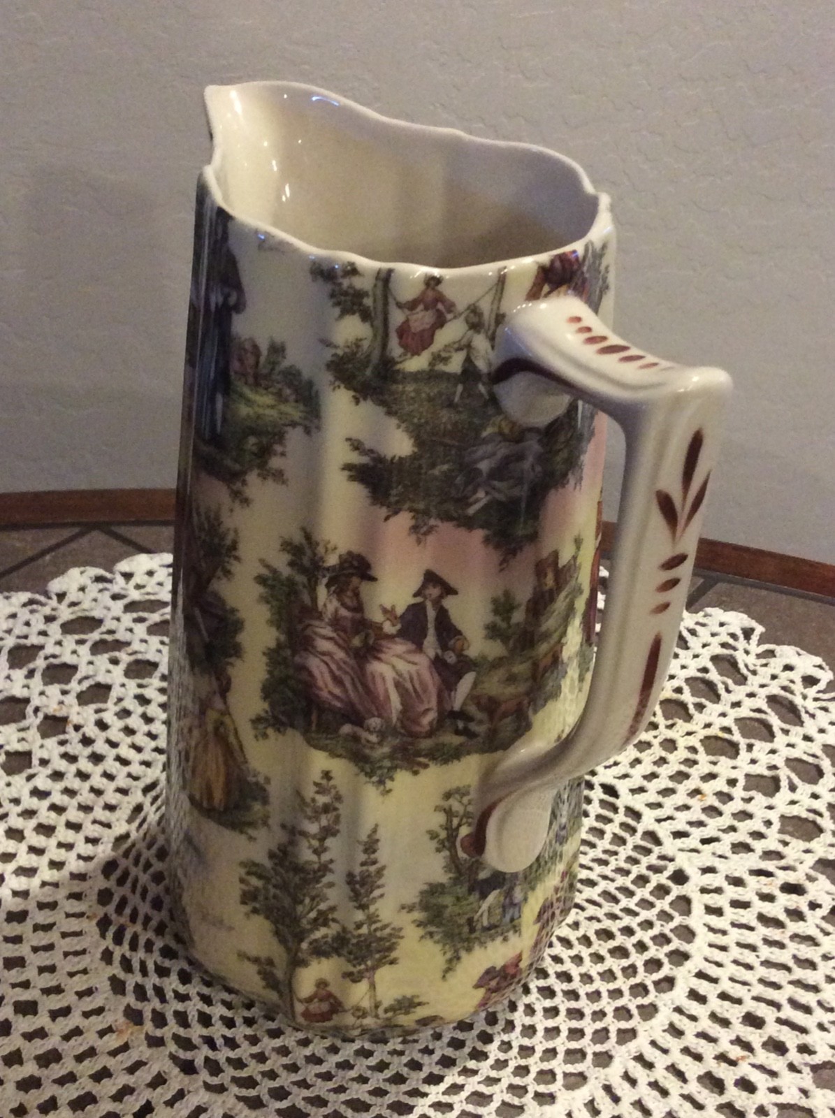 vase victoria design , perfect condition, love design on top of handle