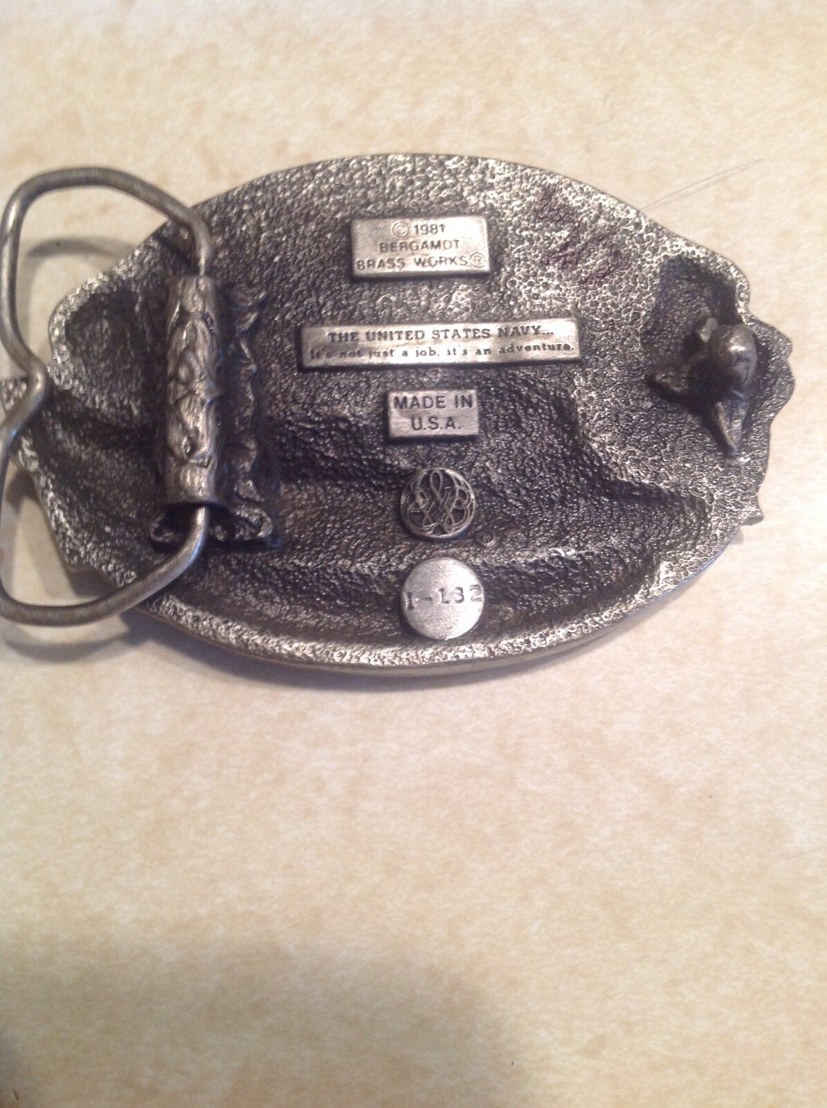 RH15107 VINTAGE 1981 **U.S. NAVY** MILITARY COMMEMORATIVE BELT BUCKLE